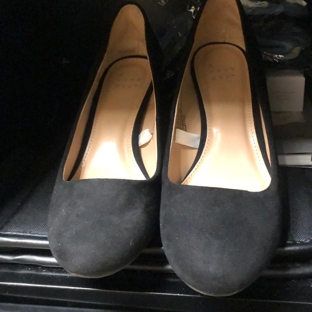 Black wedges